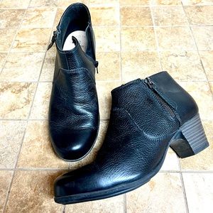 7 1/2 Collection Clark’s Black Leather Ankle Boots